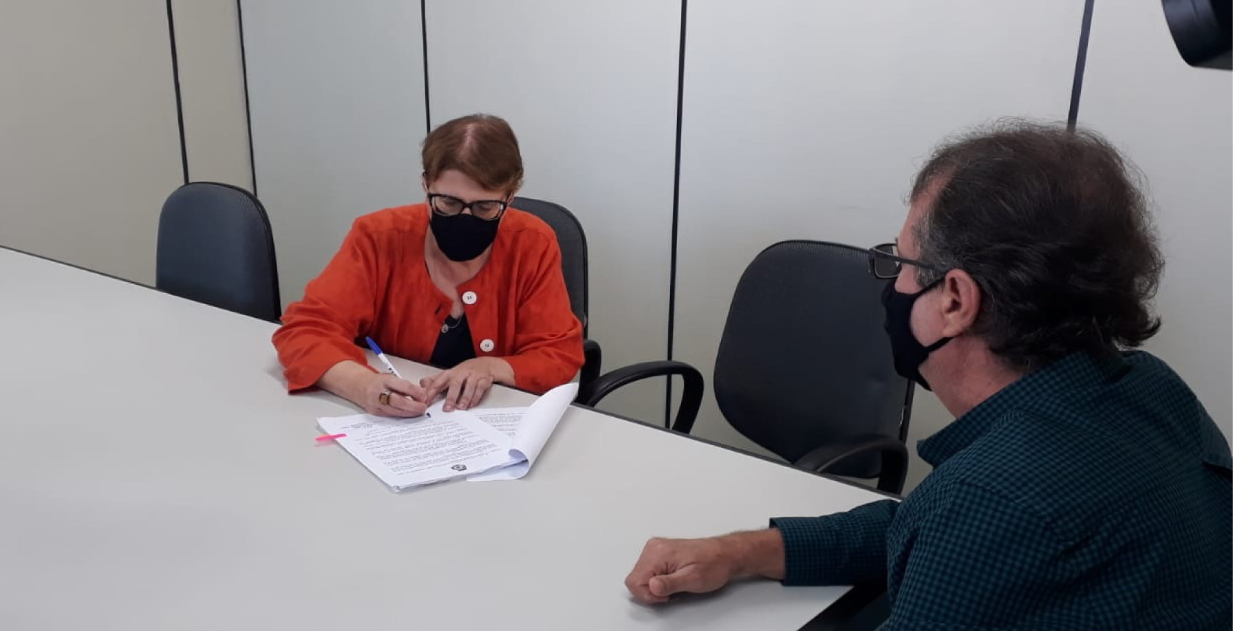 Portal de Not�cias PJF | Prefeita lan�a a��es de comunica��o para servidores e assina decreto | SRH - 14/4/2021