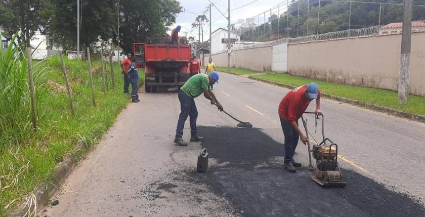 Portal de Notícias PJF | Prefeitura realiza operação tapa-buracos no Furtado de Menezes e outros 17 bairros nesta terça-feira, 21 | EMPAV - 21/3/2023
