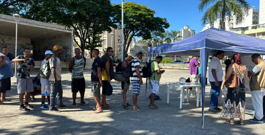 Portal de Not�cias PJF | A��o integrada realiza atendimentos � popula��o em situa��o de rua na Pra�a Tarc�sio Delgado | SAS - 16/3/2026