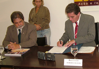 Portal de Not�cias PJF | Libera��o do FGTS - Prefeito Alberto Bejani entrega Declara��o de �reas Afetadas pelas chuvas � CEF | PREFEITO - 26/3/2007