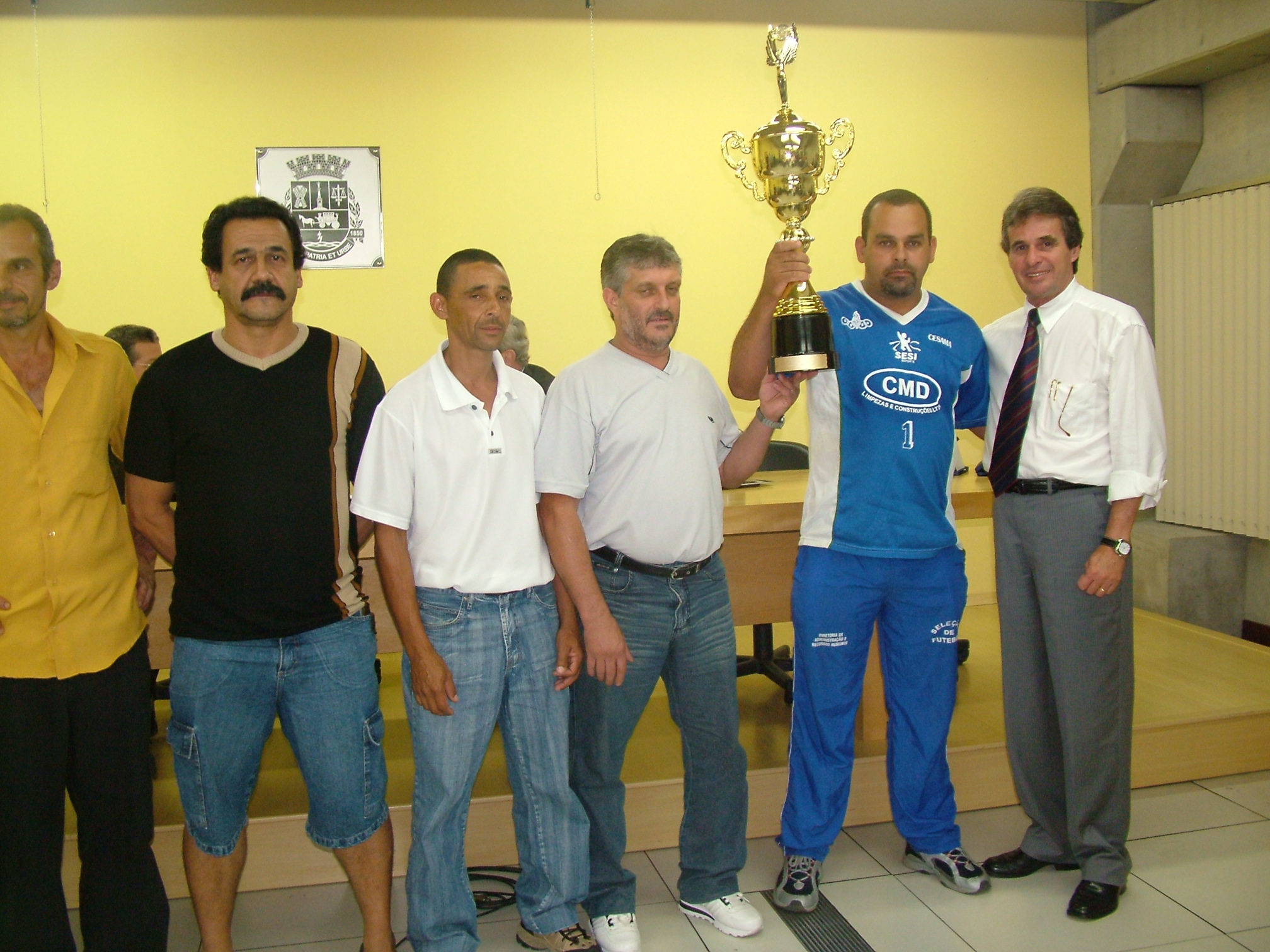 Portal de Not�cias PJF | Prefeito premia os campe�es do VI Campeonato Interno de Futebol da Prefeitura | SARH - 24/11/2005