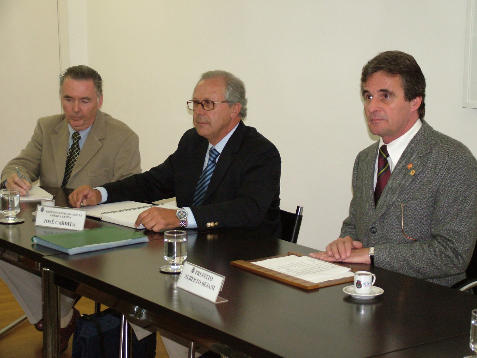 Portal de Not�cias PJF | Prefeito recebe o chefe executivo do GRSP | PREFEITO - 9/8/2005