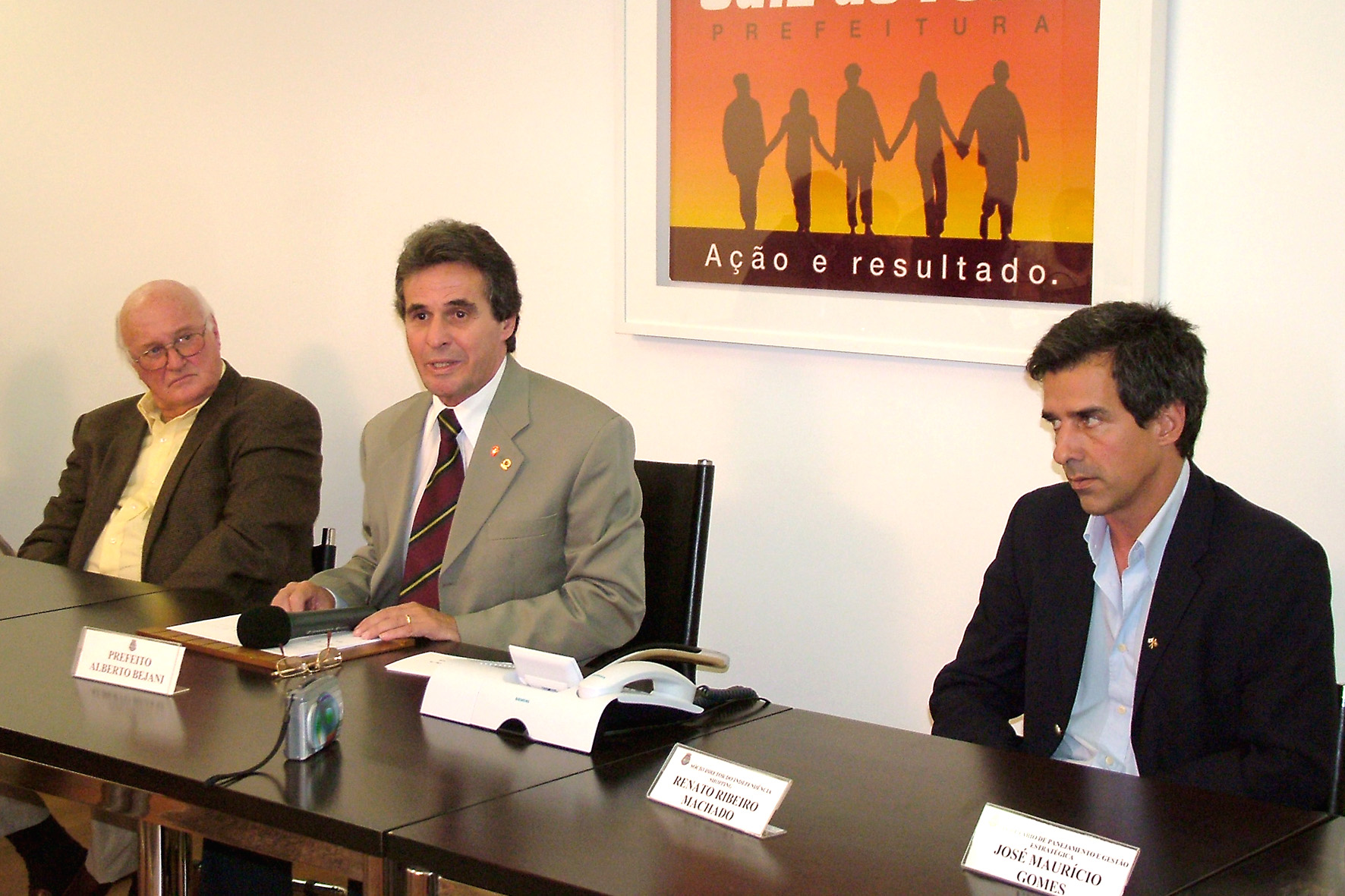 Portal de Not�cias PJF | Prefeito recebe empres�rios do Independ�ncia Shopping que ter� investimento de R$ 100 milh�es | PREFEITO - 28/11/2005