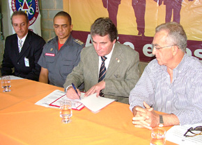 Portal de Not�cias PJF | Opera��o no Aeroporto da Serrinha � mantida por meio de interven��o da Prefeitura | SEPLAG - 24/8/2007