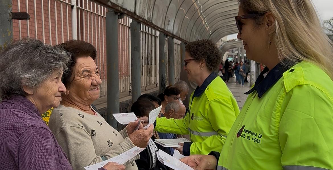Panfletagem para pedestres na regi�o central